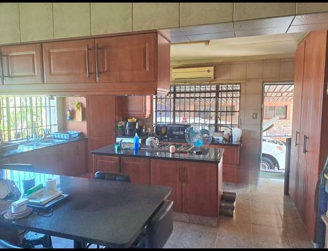 4 BEDROOM HOUSE FOR SALE IN KEMPTON PARK